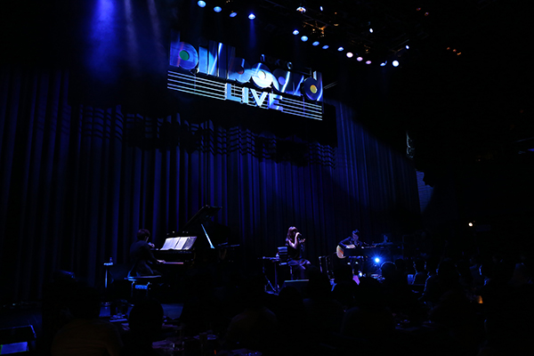 「「夜が明けても夜を歌っていきたい」Aimerのビルボードライブ・ツアーをレポート」1枚目/1