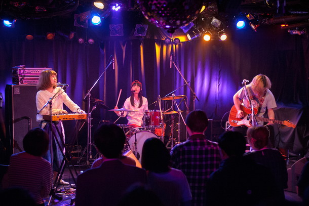 「GO!GO!7188の再来!? 新生ガールズ・トリオ・バンド“サンナナニ”始動！」1枚目/4