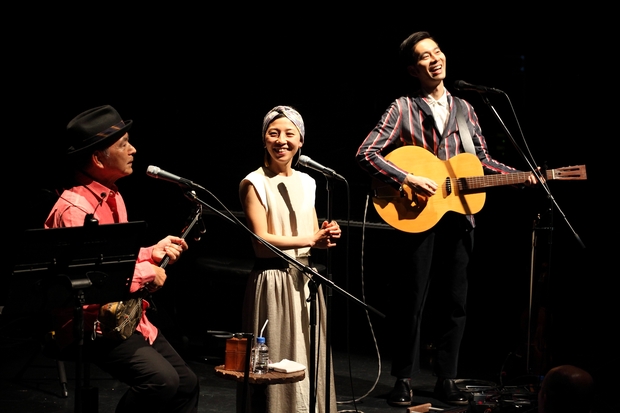 「ゆったりとした“島時間”に満たされた会場。ハンバートハンバートと大工哲弘のコラボに、心癒される春の夕べ」1枚目/3