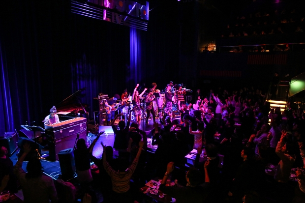 「沖野修也によるMONDO GROSSOトリビュート・ライブのレポートが到着！今週日曜日には追加公演も。」1枚目/18