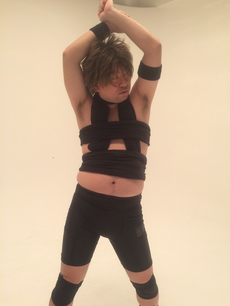 「T.M.Revolution 「HOT LIMIT」なりきり動画企画にレイザーラモンRG参加！」1枚目/2