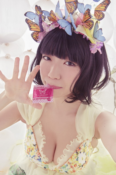 「ぱいぱいでか美“くわえゴム”のお手本を披露「素敵な夜は、素敵なコンドームから！」」1枚目/5