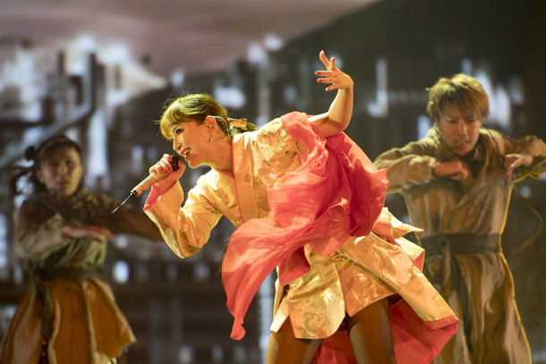 「浜崎あゆみ 観客による写真撮影解禁のツアー開幕 ラスベガスに劣らぬエンタテインメント見せつける」1枚目/5