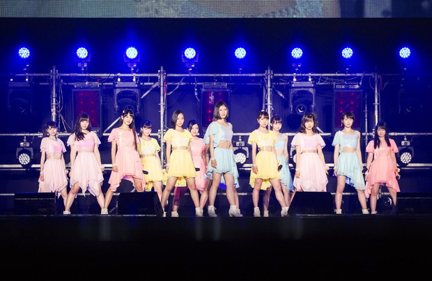 「モーニング娘。&#039;16“奇跡の松岡茉優加入!?”パフォーマンス写真初公開 石田亜佑美と見つめ合う場面も」1枚目/3