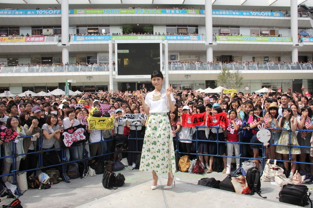 「前田敦子「あっちゃんに恋してるー！」「うれしいです。私も！」自身初のフリーライブで恋愛観語る」1枚目/8