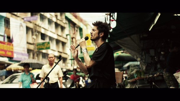 「平井堅 綾瀬はるか出演のTVCMソング「魔法って言っていいかな？」MV完成！ 灼熱のタイでストリート・ライブ」1枚目/8