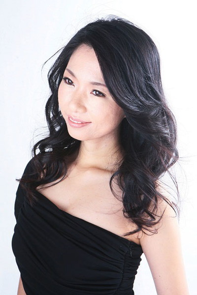 「大柳葵理絵　
海外セレブリティ・マガジン「GOSSIPS」編集長。テレビやラジオなどの他メディアでも、海外セレブリティ・コメンテーターとして活躍。」4枚目/5