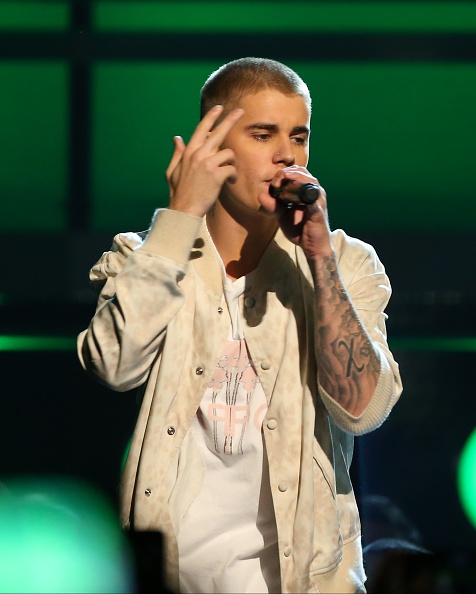 「ジャスティン・ビーバー、今度は足首を捻挫するもステージこなす」1枚目/1