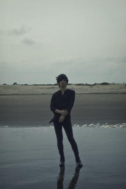 「TK from 凛として時雨 新曲「Signal」LGBTカップルから老夫婦まで多種多様な感情を描いたMV公開」1枚目/3