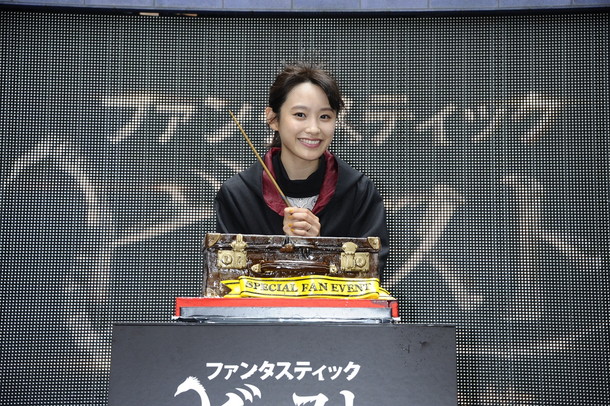 「高橋愛 超キュートな魔法使いに変身！ ハリポタ新作イベで「冒険者だと思います」」1枚目/3