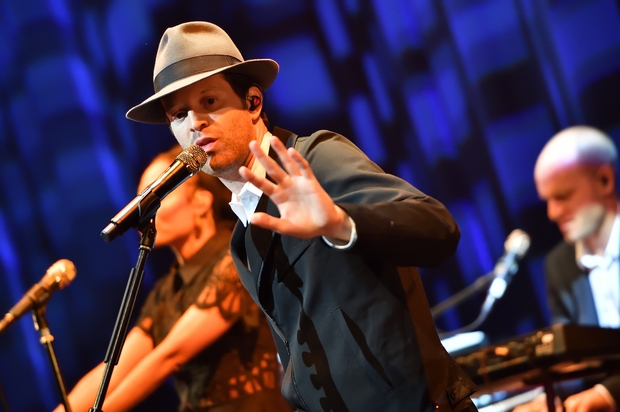 「メイヤー・ホーソーンのクールなステージはまさに“潤いの一滴”。メロウでスタイリッシュなグルーヴに身を委ね、真夏の気だるい心を癒す夜。」1枚目/8