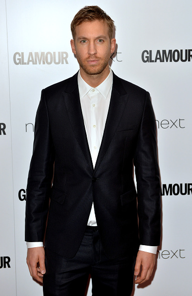 「カルヴィン・ハリス、マネージャーの誕生日サプライズでブリーフ一丁姿披露」1枚目/1