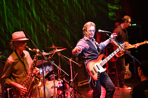 「天才・プリンスの不在を逆説的に印象づけた、まさに“トリビュート・ライブ”。 ミネアポリス・ファンクの革新性とポップ・フィーリンクに心沸き立つ初秋の夕べ。」1枚目/6