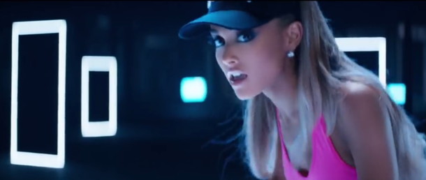 「アリアナ・グランデ×ニッキー・ミナージュ キュートでセクシー過ぎるMV解禁」1枚目/3