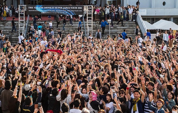 「【THE YELLOW MONKEY SUPER JAPAN TOUR 2016】ツアーファイナルを記念して、メンバーが開演直前に会場正面入口前にて撮影」3枚目/3