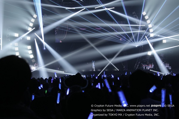 「(c) Crypton Future Media, INC. www. piapro.net/ (c) SEGA 
Graphics by SEGA / MARZA ANIMATION PLANET INC. 
Organized by TOKYO MX / Crypton Future Media, INC.
」3枚目/4