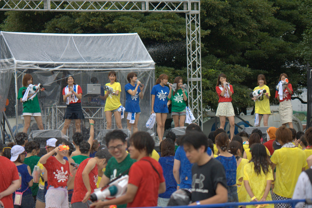 「“大人アイドル”predia 濡れに濡れた！ お台場の水かけイベント「やっば、めっちゃビショビショじゃん！」」1枚目/43