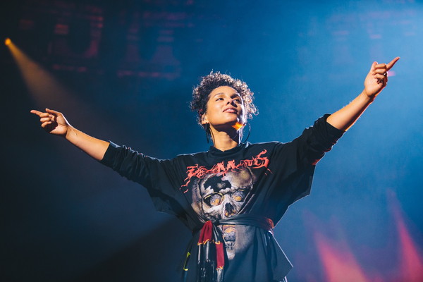 「アリシア・キーズが10周年目の【Apple Music Festival】で魅せたパワフル・ステージ！現地からライブレポートが到着」1枚目/3