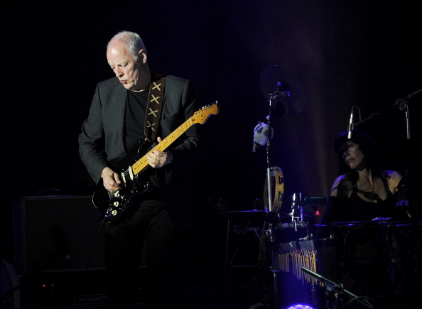 「俳優ベネディクト・カンバーバッチがD・ギルモア公演でピンク・フロイドを歌う」1枚目/1