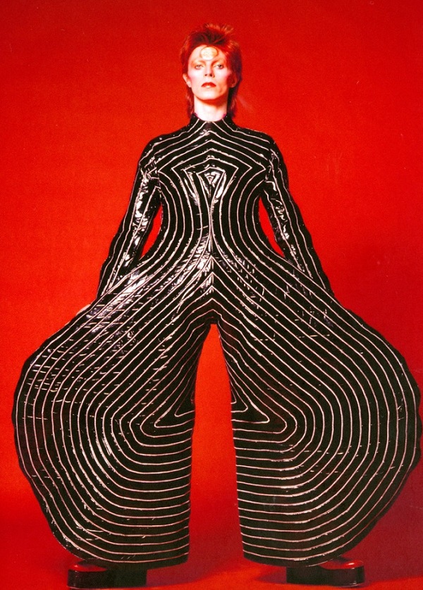 「Striped bodysuit for the Aladdin Sane tour, 1973. Design by Kansai Yamamoto.
Photograph by Masayoshi Sukita（ｃ）Sukita / The David Bowie Archive
」8枚目/9