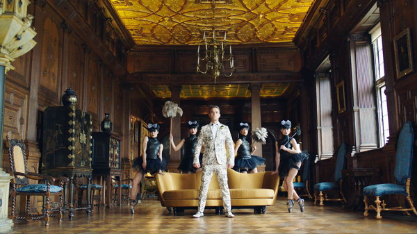 ロビー・ウィリアムス、新アルバムの国内盤は11/23発売＆豪華絢爛なパーティーに興じる新MV公開