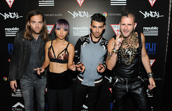 「DNCE×Victoria&#039;s Secret、下着姿のモデル達が登場するコラボビデオ公開」1枚目/1