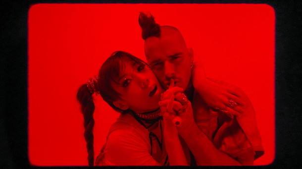 「DNCE×仲里依紗の濃厚なキスシーンも……新曲「ボディー・ムーヴズ」MV公開」1枚目/5
