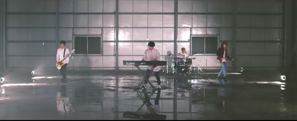 「SHE&#039;Sによるドラマ『拝啓、民泊様。』OPテーマ「Stars」のMVがフルサイズで公開」1枚目/3