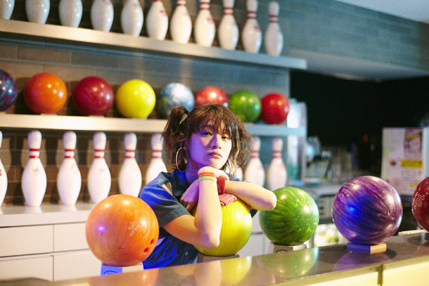 「水曜日のカンパネラ 新曲「アラジン」ボーリング場で踊り明かすカラフル＆ユニークなMV公開」1枚目/8