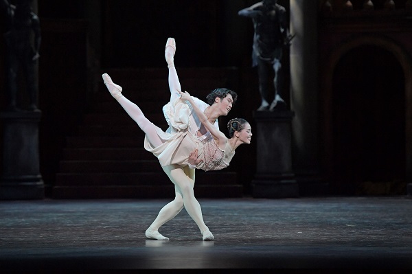 「新国立劇場バレエ『ロメオとジュリエット』言葉より雄弁なマイムが物語を紡ぐマクミラン版」1枚目/2