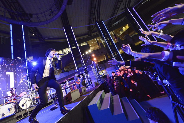 「[Alexandros]、六本木ヒルズでアルバム発売を記念したフリーライブ開催「こんなにチャラいところでやったのは初めてです」」1枚目/11