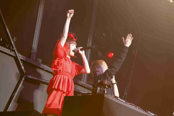 「中田ヤスタカ×きゃりーぱみゅぱみゅ【YSTK×KPP】ファイナル公演で新曲「原宿いやほい」も初披露」1枚目/5