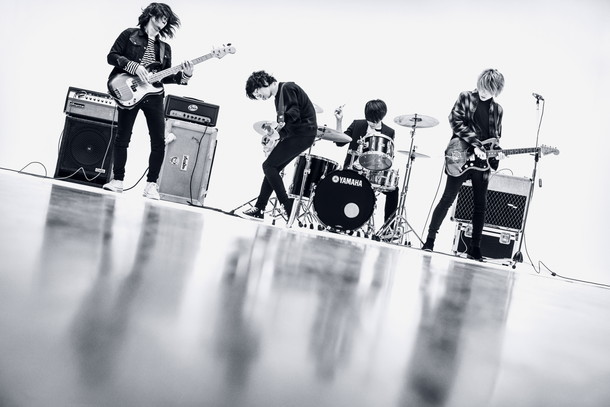 「cinema staff 新EP『Vektor E.P.』収録曲「ビハインド」躍動感あふれるダークなMV公開」1枚目/2