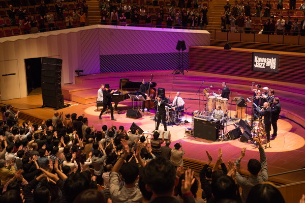 「【かわさきジャズ2016】アニソンとジャズの相乗効果が世代や国境を超える。プラチナ・ジャズ・オーケストラの川崎公演をレポート」1枚目/14