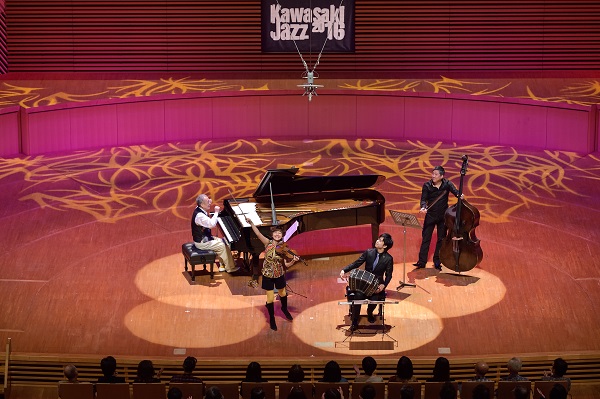 「【かわさきジャズ2016】グランド・フィナーレ、山下洋輔、大谷康子、三浦一馬、ファジル・サイらが架ける“橋”」1枚目/15