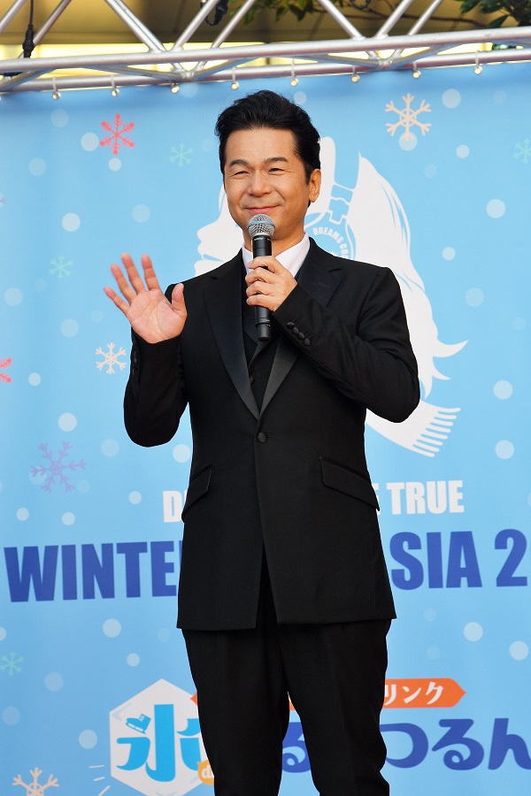 「ドリカム中村正人、『ウメダ☆アイスリンクつるんつるん』イルミネーションツリーの点灯式に登場」1枚目/2