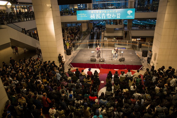 「Do As Infinity【横浜音祭り2016】に大トリとして出演！ ショッピングモールは一瞬で360度のライブ会場に」1枚目/5