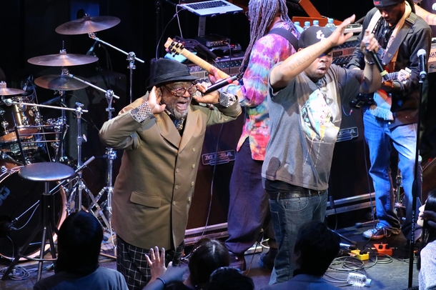 「クラブ空間を興奮の坩堝に陥れたジョージ・クリントン軍団。ステージの上から興奮を焚き付ける怒涛の85分を渾身のレポート」1枚目/17