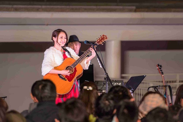 ｃｈａｙ「chay、新曲リリースイベントでアコギ片手に熱唱「寒いのに、本当にありがとう！」」1枚目/2