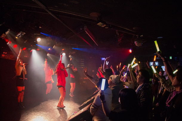 「サンミニ 3周年ライブでTWICE 等を手掛けるプロデューサー制作の新曲披露、MV解禁も」1枚目/9