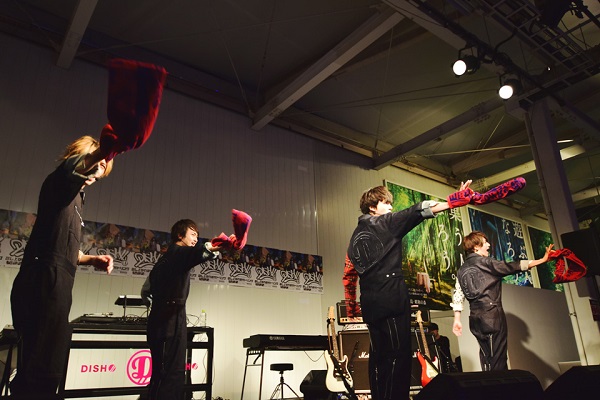 「DISH//、リリイベでファンからの“顔面パイ投げ”はスタッフの復讐!?」1枚目/4