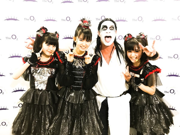 「BABYMETAL、レッチリUKツアーファイナル公演で神バンドメンバーに扮したChad Smith（Dr）とコラボ」1枚目/1