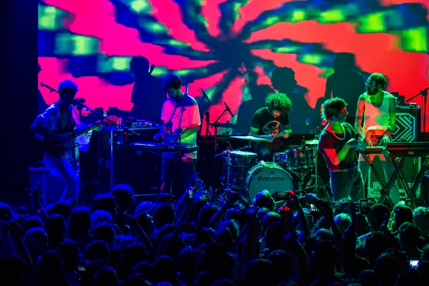 「元Tame Impalaのメンバー、ニック・オールブルック率いるサイケデリックポップバンド、PONDのLA公演をレポート」1枚目/20