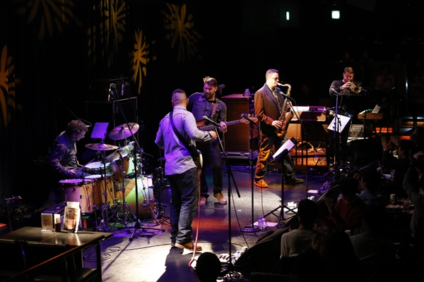 「UK発のジャズ・ファンクバンド、ザ・ベイカー・ブラザーズ大阪公演、音楽を愛し心から楽しむ者にしか表現しえないライブ」1枚目/5