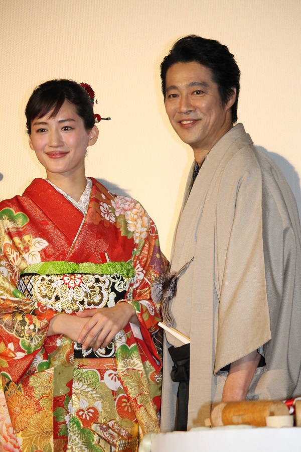 「綾瀬はるか“リ－ダ－”に推され「いいんですか？」　堤真一「こんなすっとこどっこいは嫌だ！」」1枚目/1