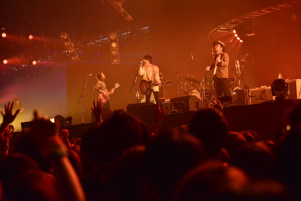 「クリープハイプ【COUNTDOWN JAPAN 16/17】抉るだけでは「痛い」から、傷を舐め合う「愛してる」――ふがいない現実を超える生々しい「ラブ＆ピース」の形」1枚目/2