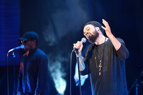 「ビラル待望の再来日！しなやかでカリスマティックな“時代の歌声”が心を虜にする、透明な空気の夜」1枚目/11