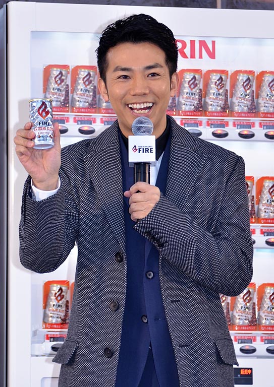 「綾部祐二、手渡しイベントで握手求められず　「私アメリカに行っちゃうんですよ！」」1枚目/1