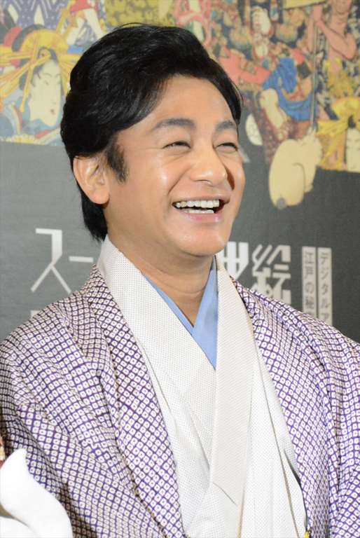 「片岡愛之助「仲良くしています」　妻・藤原紀香からクリスマスに贈られた着物で登壇！　」1枚目/1