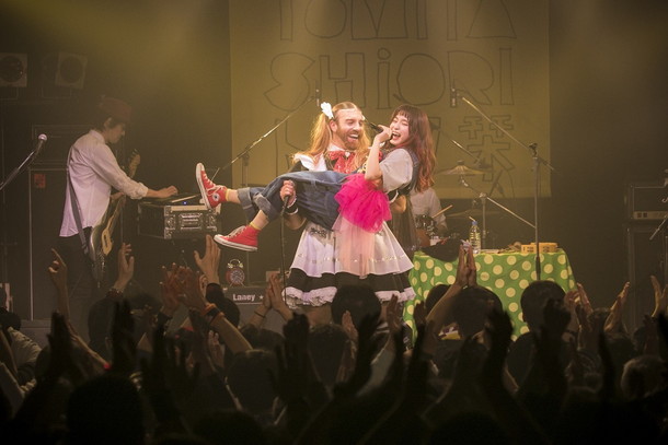 「トミタ栞、初ツアー横浜で開幕！ 2/1東京公演にはROCKETMAN（ふかわりょう）、神田莉緒香の出演決定も」1枚目/6